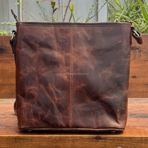 ODM OEM 2025 Fábricas Fabricación Rústico Desgastado Marrón Cuero Cremallera Crossbody Messenger Bag Bolsos de hombro de cuero de vaca para mujer - Product Image 5
