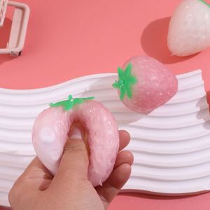 Pelota Antiestrés de Fresa que Cambia de Color, Juguete Sensorial para Niños con Autismo - Product Image 3