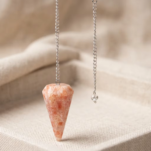 Péndulo único de cuarzo rosa y piedra del sol natural, pulido en forma de cono, cristal de Feng Shui con cadena plateada, calidad de lujo. - Product Image 6