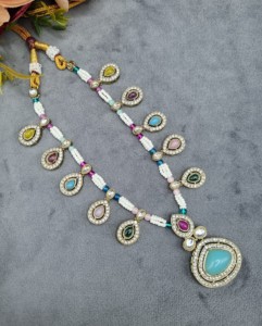 Exquisito conjunto de collar de perlas con piedras talladas en trillón, aretes y mangtika para mujer, joyería de diseño de moda al por mayor. - Product Image 2