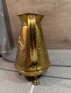 Pichet à eau vintage en cuivre doré gaufré motif raisin, finition polie brillante, design métallique - Product Image 4