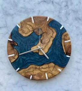 Horloge murale ronde moderne en résine époxy bleue à grain de bois, simple face, à suspendre, pour salon, thème fruits et nourriture - Product Image 4