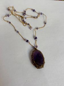 Collier pendentif en macramé d'améthyste fait main par Hari Om Creations - Product Image 4