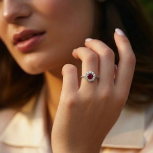 Bague Halo Classique en Or Blanc 18K avec Rubis Rouge Rond et Diamants, Bague de Fiançailles à Branches Divisées, Livraison Rapide, Conception Personnalisée, Service OEM ODM - Product Image 5