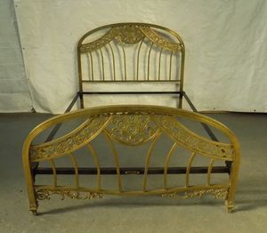 Cadre de lit élégant en laiton qui rehausse le design intérieur de la chambre, avec une robustesse en métal poli et un attrait intemporel. - Product Image 2