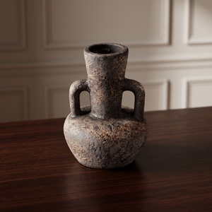 Vase en céramique noir charbon Wabi Sabi avec doubles poignées, poterie en argile texturée rugueuse, urne basse pour la décoration de salon et de la maison - Product Image 3