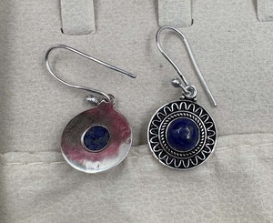 Boucles d'oreilles pendantes rondes en lapis-lazuli naturel plaqué argent, bijoux de mode faits à la main - Product Image 3