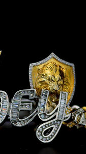 Bracelet JOEY Cuban Link en argent bicolore et plaqué or jaune S925 personnalisé avec diamants Moissanite baguette - Product Image 5