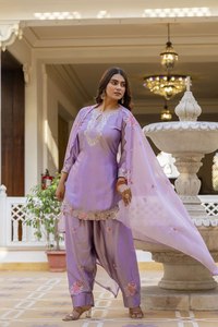 Ensemble de costume élégant en satin de créateur avec broderie codée - Product Image 4
