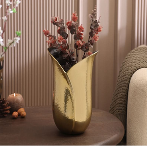 Jarrón único de latón martillado con forma de tulipán. Diseño estético de florero metálico. Disponible a precios de mayorista. - Product Image 1