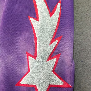 Conjunto Deportivo Personalizado de 2 Piezas con Parte Inferior Acampanada, Lavado Ácido, Estampado Puff, Bordado Desgastado y Parche de Chenille - Product Image 3