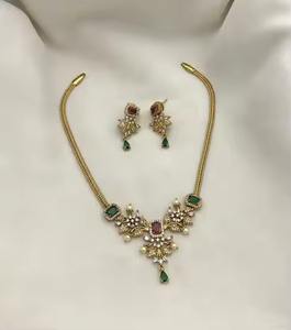 Collar moderno de cadena de oro afgano con cristales rectangulares verde esmeralda y rojo rubí en una piedra blanca floral. - Product Image 4