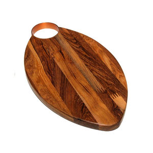 Tabla de cortar ovalada de madera con veteado natural intenso, acabado liso, diseño robusto con orificio para colgar, ideal para cortar verduras - Product Image 6