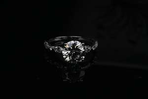 Perla de Promesa, Diamante Serenity Bloom, Corte Brillante Redondo, Corazones Sintéticos Plateados, Legado, Radianteza Eterna - Product Image 2