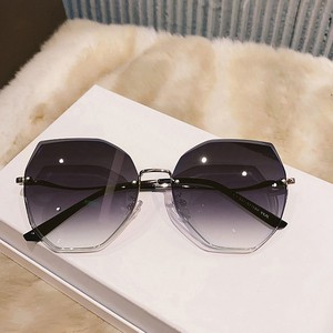 Gafas de Sol Nuevas Primavera 2024, Montura Poligonal Retro sin Aro, Lentes con Corte, Protección UV400, Gafas de Sol de Lujo Ligero para Mujer - Product Image 2