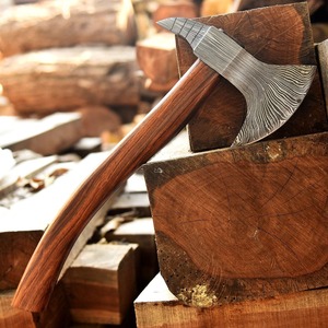 Tomahawk de Acero de Damasco Hecho a Mano, Personalizado, con Mango de Madera, Acero con Alto Contenido de Carbono, Diseño de Grado Industrial, Garantía de 3 Años para Bricolaje - Product Image 1