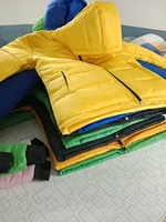 Blouson matelassé en toile à capuche avec patch brodé sur le devant, design écologique, couleurs rose, vert, rouge, unisexe