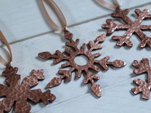 Adornos Colgantes de Copos de Nieve Metálicos Hechos a Mano, Decoraciones Rústicas para Árboles de Navidad - Product Image 2