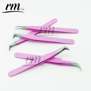 Pince à cils RMI rose avec revêtement poudré et paillettes argentées, pour volume russe, courbure en U ou pointe argentée - Product Image 6