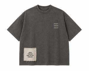 เสื้อยืดโอเวอร์ไซส์ผู้ชาย ผ้าฝ้ายเจอร์ซีย์ 100% แขนสั้น คอกลม พิมพ์ลายตัวอักษรเรียบง่าย ดีไซน์ลายปะ Peace Within Chaos - Product Image 1