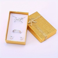 Boîte à bijoux haut de gamme en argent brillant avec revêtement UV et gaufrage, emballage à clapet pour bagues, boucles d'oreilles, colliers, avec nœud élégant - Premium