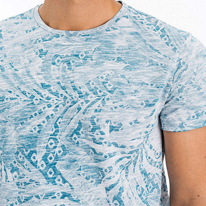เสื้อยืดคอกลมแขนสั้นผู้ชาย ลายพิมพ์ทรอปิคอลสีน้ำเงิน ทรงปกติ ผ้าเจอร์ซีย์คอตตอน ระบายอากาศได้ดี - Product Image 6