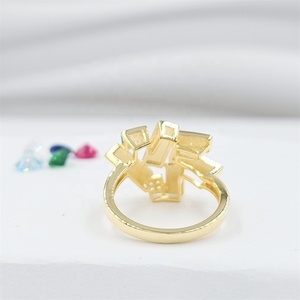 Anillo de Cóctel de Plata de Ley Chapado en Oro de 18K con Zirconia, Diseño Moderno y Grande, Acabado Satinado Mate, Hecho a Medida para Mujer - Product Image 5