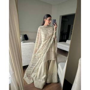 Ensemble de costume pour femme de créateur avec broderie de sequins - Product Image 3