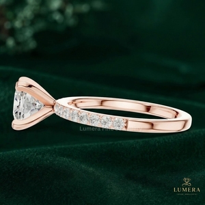 Anillo de compromiso solitario de lujo con cojín de diamante cultivado en laboratorio, engaste de cuatro puntas, delicado pavé, media banda, certificado IGI, chapado en oro. - Product Image 6