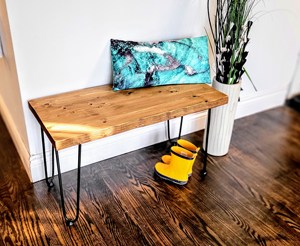 Banco de madera maciza de 11 pulgadas de profundidad con borde natural tallado a mano, asiento rústico con patas de horquilla, banco de entrada hecho a mano con borde natural de madera. - Product Image 1