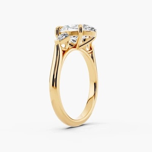 Anillo de compromiso de tres piedras con diamante ovalado cultivado en laboratorio con certificado IGI y diamantes laterales de corte cometa en oro de 10K, 14K, 18K y plata 925, 935 - Product Image 3