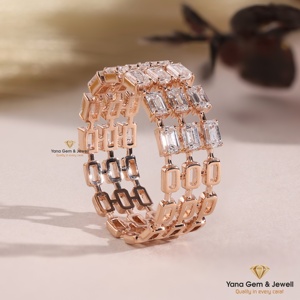 Bague de mode large à trois rangs de 2 TCW en or rose massif 14 carats pour femme, avec diamant CVD de laboratoire taille émeraude, couleur D-E-F, clarté VVS-VS - Product Image 3