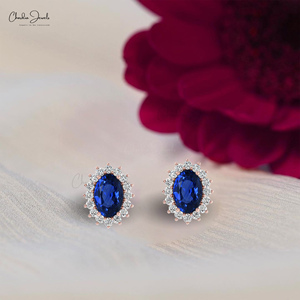 Boucles d'oreilles clous en or massif 14 carats avec saphir bleu ovale véritable 6x4 mm et halo de diamants blancs délicats, prix de gros usine - Product Image 1