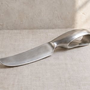 Couteau à fromage en acier inoxydable 420 forgé à la main avec manche en coquille roulée et planche à servir - Product Image 1