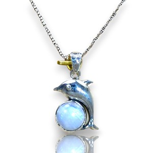 Colgantes de plata de ley hechos a mano con delfín con forma redonda, piedra lunar, diseño de ola oceánica, colgante y amuleto de Vida Marina para mujer - Product Image 1