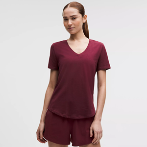 T-shirts pour femmes à col en V, manches courtes, ourlet incurvé, en coton de haute qualité, style ajusté - Product Image 1