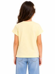 Camiseta para niñas con bordado de mariposas en amarillo pastel, mezcla de algodón suave, manga corta, informal, elegante, para el día a día, cómoda. - Product Image 3