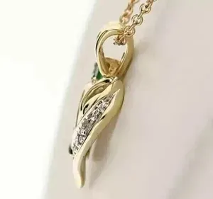 Colgante de Corazón Impresionante con Esmeralda Simulada de Corte Redondo, Chapado en Oro Amarillo de 14K - Product Image 4