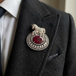 Broche de caballo de cristal chapado en oro con piedras de rubí cuadradas, pin de solapa, joyería para mujeres y hombres, decoración de traje, ocasión de boda - Product Image 2