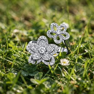 Bague en argent 925 plaqué rhodium avec design luxueux et accrocheur, sertie de moissanite et de diamants en grappe florale classique, cadeau d'anniversaire - Product Image 6