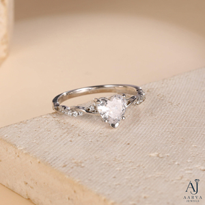 Anillo de Compromiso AARVA JEWELS con Moissanita Corte Corazón, Plata 925 con Baño de Rodio, Engaste de Garras, Estilo Romántico para Mujer - Product Image 3