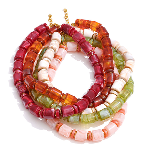 Nouveautés très demandées : Collier à perles cylindriques en résine avec chaîne en acier inoxydable pour les fêtes - Product Image 1
