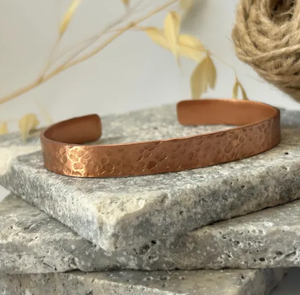 Bracelet manchette ajustable en cuivre pur de qualité supérieure, motif martelé alvéolé, plat et ouvert, en métal massif, pour la santé ayurvédique - Product Image 3