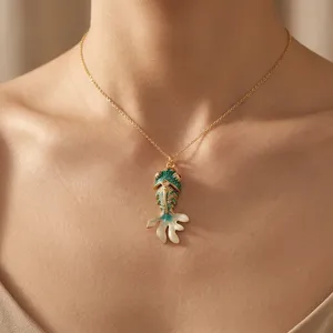 สร้อยคอจี้แฟชั่น สวมใส่ได้ทุกวัน ชุบทอง 18k ทองเหลืองป้องกันการหมอง รูปทรงปลา ประดับพลอย CZ สีแดงเม็ดเล็ก เครื่องประดับเคลือบโคลอซอนเน่ - Product Image 1