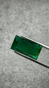 Émeraude naturelle de 5,66 carats, provenant de la mine de Zambie, taille baguette, pierre précieuse verte, certifiée IGI, bijoux de luxe sur mesure - Product Image 4