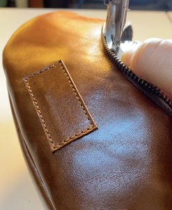 Personnalisé or monogramme initiales Vintage Style noir en cuir véritable hommes papa pères fermeture à glissière TYG-0051B le chercher - Product Image 6