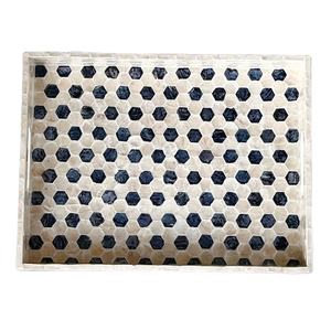 Plateau de service rectangulaire en nacre fait main, motif noir et blanc, accessoire de table moderne pour l'hôtellerie, écologique - Product Image 1