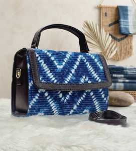 Sac à bandoulière en toile bleu géométrique tendance avec chaînes, deux sangles, poignée texturée et pochette assortie pour les voyages quotidiens - Product Image 2