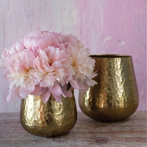 Vase à fleurs moderne de luxe en métal martelé doré, pot de fleurs de table en laiton fait main, centre de table décoratif - Product Image 1