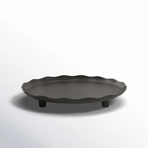 Plateau de service rond en métal noir mat moderne avec bord festonné pour charcuterie et fromages - Product Image 1